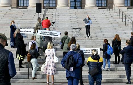 Eduskuntatalon edessä järjestettiin 6. syyskuuta mielenosoitus yrittäjäeläkkeiden uudistuksesta. Portailla oli puhumassa adressin laatija Liisa Hanén.
