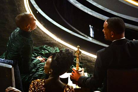 Näyttelijä Jada Pinkett Smith (vas.) istui Oscar-gaalassa eturivissä yhdessä puolisonsa Will Smithin (oik.) kanssa.