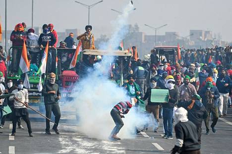 Maanviljelijät ja poliisit ottivat yhteen Intian pääkaupungissa Delhissä viime tammikuussa. 