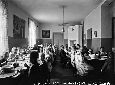 Ruokailua Vallilan kansakoulussa vuonna 1913. Osoitteessa Hämeentie 80 sijaitsee yhä ala-asteen koulu.