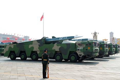 Dongeng-17-yliääniohjukset esiintyivät paraatissa Tiananmenin aukiolla Pekingissä lokakuussa 2019.