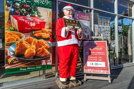 KFC-ravintolaketjun perustajan Harland Sandersin näköispatsas houkutteli asiakkaita paistetun kanan ääreen Tokiossa jouluna 2020. 