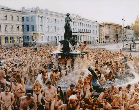 Joukko alastomia helsinkiläisiä osallistui Spencer Tunickin Nude Adrift -projektiin Havis Amandan patsaalla vuonna 2002.
