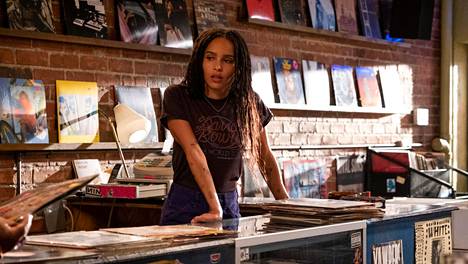 Uudessa High Fidelity -sarjassa levykauppaa pyörittää vaihteeksi nainen. Roolissa nähdään Zoë Kravitz.