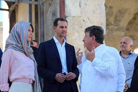 Syyrian presidentin Bašar al-Assadin (keskellä) hallinto nojaa voimakkaasti Venäjän tukeen. Kuvassa presidentti ja hänen puolisonsa Asma al-Assad tutustumassa Aleppossa sijaitsevaan moskeijaan heinäkuun alussa.