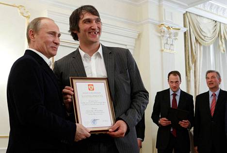 Aleksandr Ovetškin poseerasi Vladimir Putinin kanssa vuonna 2012 ja varoo edelleen kritisoimasta presidenttiä.