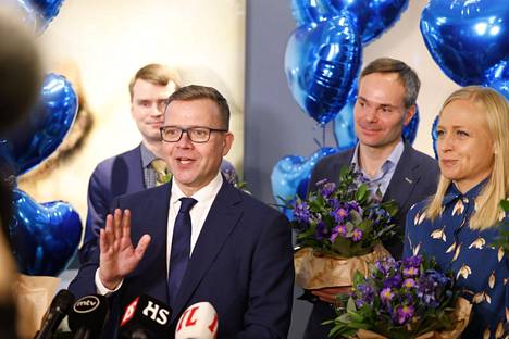 Kokoomuksen puheenjohtaja Petteri Orpo iloitsi aluevaalien ykkössijasta puolueen vaalivalvojaisissa sunnuntaina.
