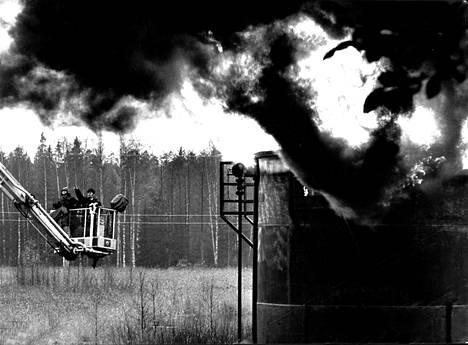 Ei sammunut bensiiniroihu ensi yrityksellä Helsingin palolaitoksen Vuosaaressa järjestämässä Suomen ensimmäisessä suursäiliöiden koepolttosarjassa.Mutta tämäkin oli voitto palolaitokselle, sillä kyseessä oli vain koe, jolla tutkittiin vaahdon käyttämistä palavien nesteiden säiliöiden sammuttamiseen.
