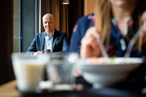 ISS Suomella on 60 ravintolaa, joista noin puolet on henkilöstöravintoloita. Niissä työskentelee 450 henkilöä, liiketoimintajohtaja Jukka Pekka Tilus kertoo.