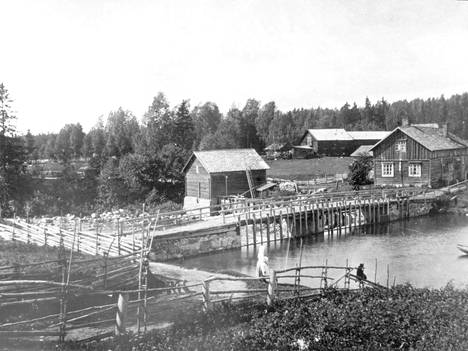 Betonilähiön viereisessä joenmutkassa on Vantaalla kasa ruostuvaa metallia,  jonka paikalla ollut rakennelma piti ihmiset leivän reunassa kiinni puoli  vuosituhatta - Vantaa 