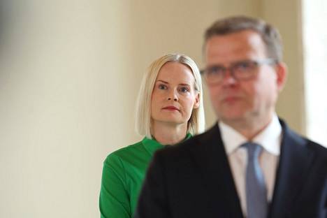 Riikka Purra ja Petteri Orpo hallitusneuvottelujen kokoonpanoa käsittelevässä tiedotustilaisuudessa eduskunnassa torstaina.