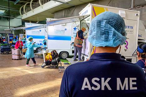 Thaimaan Phuketin lentokentällä varauduttiin matkustajien opastukseen aiemmin marraskuussa, kun maa avautui kahdesti rokotetuille. 