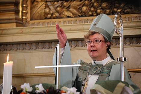 Irja Askola vihittiin piispaksi syyskuussa 2010. Kuvassa tuore piispa siunaa ensimmäistä kertaa seurakuntaa. 