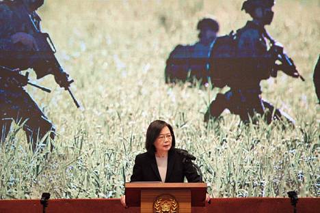Taiwanin presidentti Tsai Ing-Wen ilmoitti asepalveluksen pidentämisestä tiistaina.