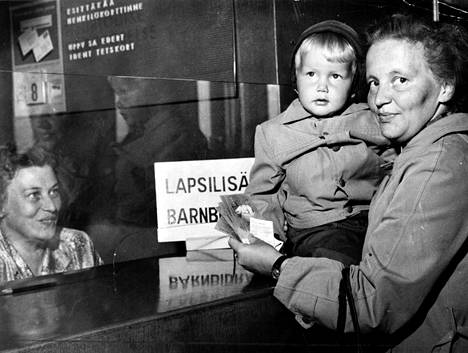 Maire Repo haki pääpostikonttorista viiden lapsensa lapsilisät vuonna 1957. Mukaan oli päässyt myös kolmevuotias Veikko Antero.