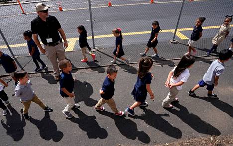 Lapset harjoittelivat evakuoitumista ampumistilanteen varalta Yhdysvaltain Coloradon Thorntonissa elokuussa 2019.