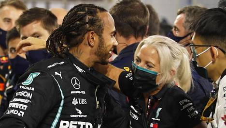 Formula 1 | Lewis Hamilton unohti määräykset tärkeimmällä hetkellä – käytös vaarasi koko tallin
