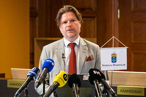 Käräjäoikeuden puheenjohtaja Måns Wigén kertoi vakoilutuomioista medialle torstaina Tukholmassa.
