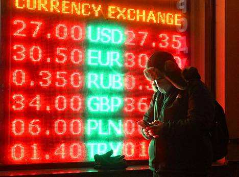 Mies seisoi joulukuussa valuutanvaihdon edustalla Kiovan pääkaupungissa Ukrainassa. Yhdysvaltalaisen arvion mukaan yksi houkutteleva kohde Venäjän kyberhyökkäykselle voisi olla Ukrainan pankkijärjestelmä.