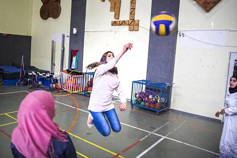 Liikunnanohjaajaksi Palestiinan teknillisessä korkeakoulussa opiskeleva Aysha Musa hyppäsi ilmaan yltääkseen paremmin palloon. Joukkuetoveri Raghad Musa (oik) seurasi vieressä.