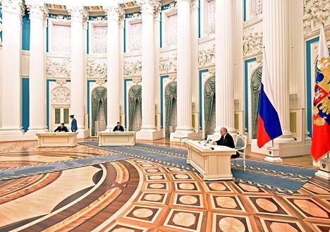 Venäjän presidentti Vladimir Putin allekirjoitti sopimukset molemminpuolisesta ystävyydestä, yhteistyöstä ja avunannosta Itä-Ukrainan separatistialueiden kanssa suorassa tv-lähetyksessä Kremlissä maanantai-iltana.
