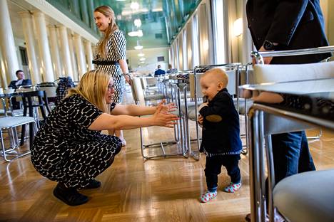 Vihreiden kansanedustaja Saara Hyrkkö valmistautuu ottamaan kaksivuotiaan Mauno-poikansa kiinni. Taustalla puoluetoveri Iiris Suomela tarkkailee oman lapsensa vauhdikasta etenemistä.