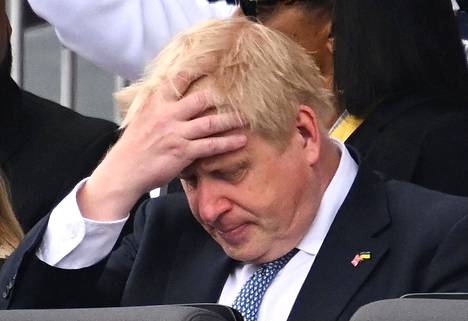 Pääministeri Boris Johnson juhli vielä sunnuntaina kuningattaren pitkää platinaviikonloppua. 