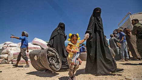 Naisia ja lapsi, jotka vapautettiin noin viikko sitten al-Holin leiriltä. 