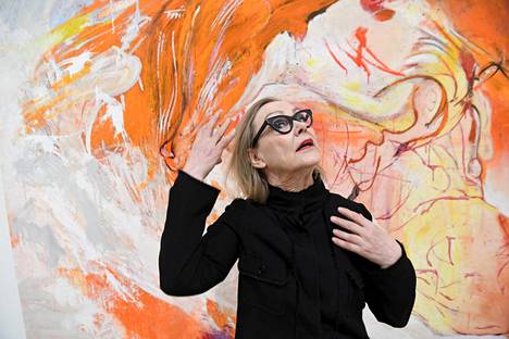 Taiteilija Marjatta Tapiola näyttelynsä avajaisissa helmikuussa.
