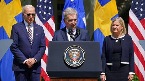 Suomen presidentti Sauli Niinistö, Yhdysvaltain presidentti Joe Biden ja Ruotsin pääministeri Magdalena Andersson puhuivat tiedotustilaisuudessa Washingtonissa torstaina.