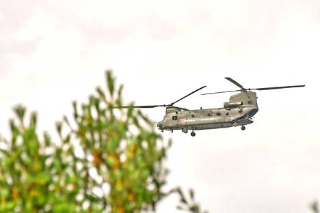 Chinook on noin 30 metriä pitkä ja kuusi metriä korkea kuljetushelikopteri.