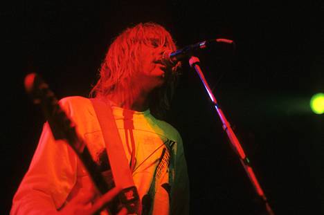 Huutokaupattavassa kitarassa on kaikkien kolmen Nirvanan jäsenen nimikirjoitukset.