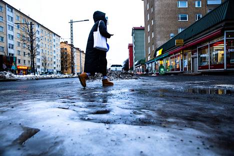 Myös jalankulkijan on syytä olla varuillaan liukkaan maan vuoksi. Nainen ylitti tietä Tampereen Sammonkadulla 12. tammikuuta.