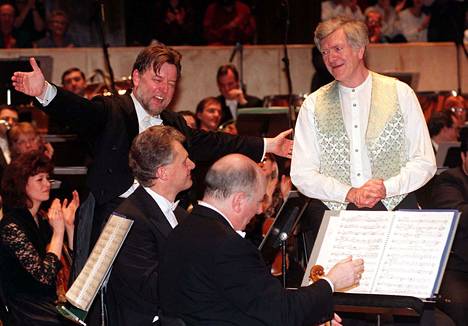 Kapellimestari Sir Andrew Davis ja Anthony Payne BBC:n sinfoniaorkesterin edessä Edward Elgarin kolmannen sinfonian täydennetyn version kantaesityksen jälkeen.