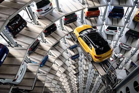 Muun muassa Euroopan autonvalmistajat seuraavat tarkkaan Yhdysvaltain ilmastopaketin vaikutuksia. Kuva Volkswagenin tehtaalta Wolfsburgista Saksasta.