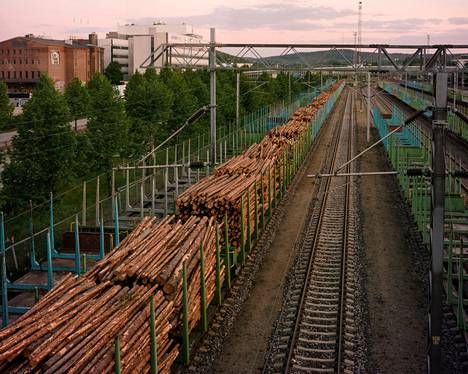 Puutavaraa kulki raiteilla Jyväskylässä kesällä 2020.