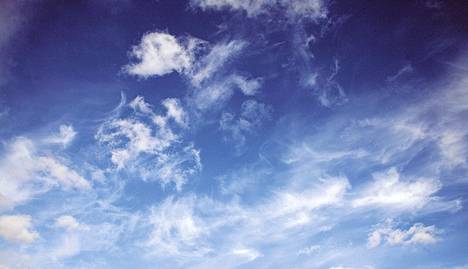 Puhtaassa tai melkein puhtaassa ilmassa vain sininen valo siroaa. Siksi taivas näyttää kaikkialta siniseltä.