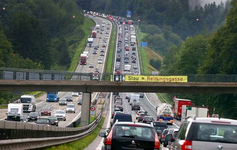 Etelä-Saksan poikki kulkeva Autobahn 8 Baijerin Irschenbergissa viime heinäkuun lopussa lomaruuhkan aikaan.