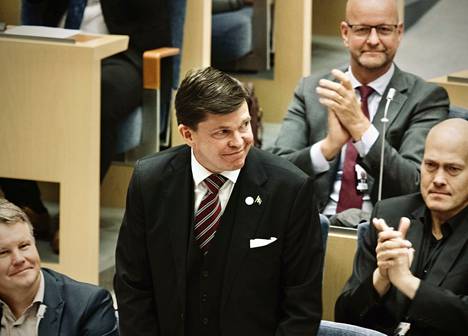 Maltillista kokoomusta edustava Andreas Norlén puhemieheksi valintansa jälkeen valtiopäivillä.