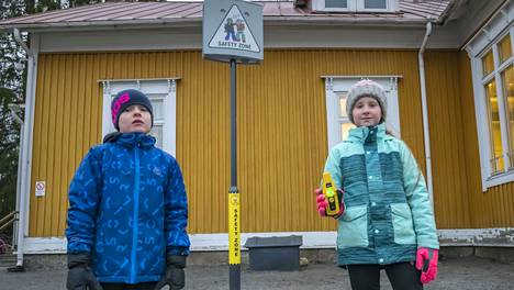 Seinäjoen Törnävän koulussa kokeillaan turvatolppaa. Tolpan vieressä kolmasluokkalaiset Leevi Kentta ja Nea Risku.