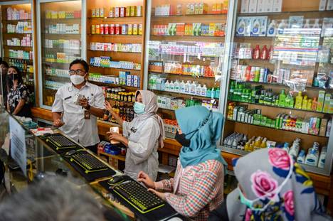 Indonesian terveysviranomaiset tutkivat lokakuussa nestemäisiä yskänlääkkeitä Länsi-Jaavalla sijaitsevassa apteekissa. 