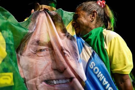 Jair Bolsonaron kannattaja reagoi tappioon pääkaupunki Brasíliassa sunnuntai-iltana.