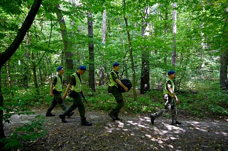 Poliisit poistuvat kiovalaisesta puistosta paikalta, josta valkovenäläisen aktivistin ja valkovenäläispakolaisia auttaneen järjestön johtajan Vital Šyšoun ruumis löytyi tiistaiaamuna.