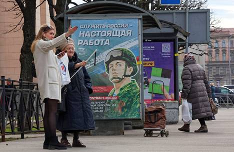Mainostaulu Pietarissa kehottaa värväytymään armeijaan. Mainostaulussa lukee "Venäjän palveleminen on oikea työ". 