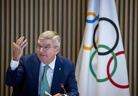 Kansainvälisen olympiakomitean puheenjohtaja Thomas Bach ehdotti lokakuussa, että  venäläisurheilijat saisivat palata kansainvälisiin kilpailuihin, mikäli he ottaisivat etäisyyttä maansa hallintoon ja ilmoittaisivat vastustavansa sotatoimia Ukrainassa.