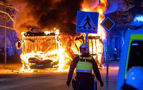 Pääsiäisen aikana useissa Ruotsin kaupungeissa puhkesi mellakoita, joiden yhteydessä muun muassa sytytettiin tuleen ajoneuvoja. Malmössä sytytettiin lauantai-iltana palamaan myös yksi linja-auto. 