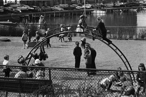 Metalliset kiipeilykaaret olivat ennen yleinen näky. Tokoinrannan leikkikenttä Hakaniemessä vuonna 1970. 