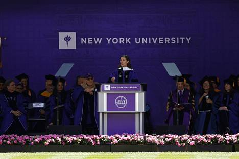New York University on valinnut pääministeri Sanna Marinin (sd) pitämään yliopiston valmistujaisseremonian pääpuheen kaikkien muiden palkittujen puolesta. Puhe oli luonteeltaan enemmänkin kannustuspuhe opiskelijoille kuin poliittinen katsaus.