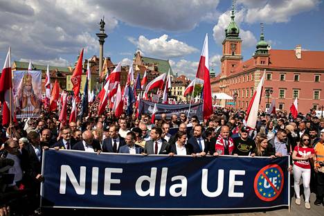 Mielenosoittajat protestoivat EU:ta vastaan Puolan Varsovassa vapunpäivänä, jolloin kaupungissa kokoontui 15-vuotista EU-jäsenyyttä juhlistavia päämiehiä Itä-Euroopan jäsenvaltioista.