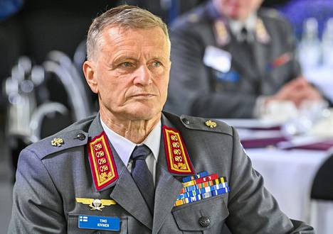 Puolustusvoimain komentaja Timo Kivinen Kultaranta-keskusteluissa maanantaina. 
